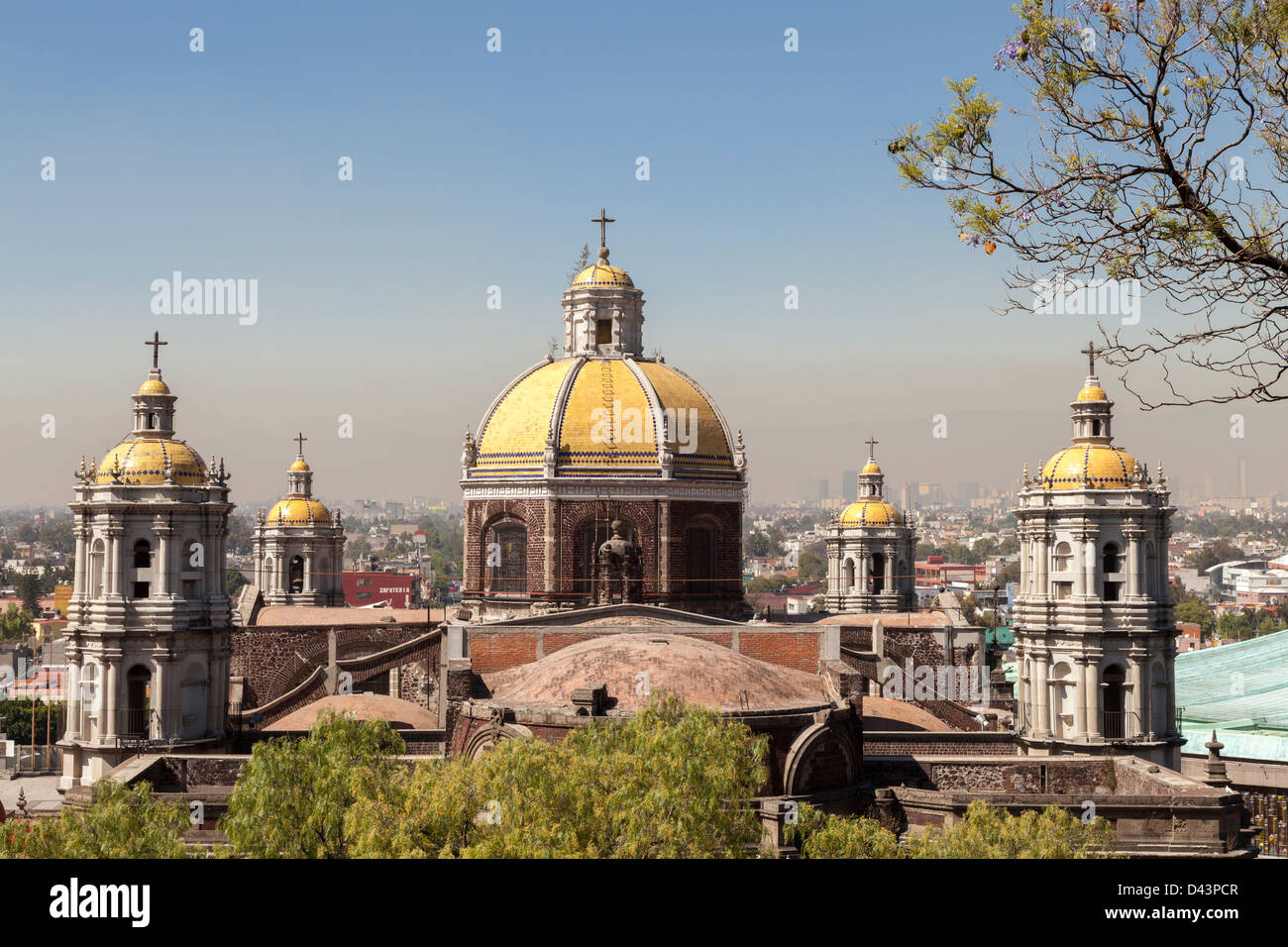 Basilique de Guadalupe à Mexico est le plus grand lieu de pèlerinage dans la capitale mexicaine Banque D'Images