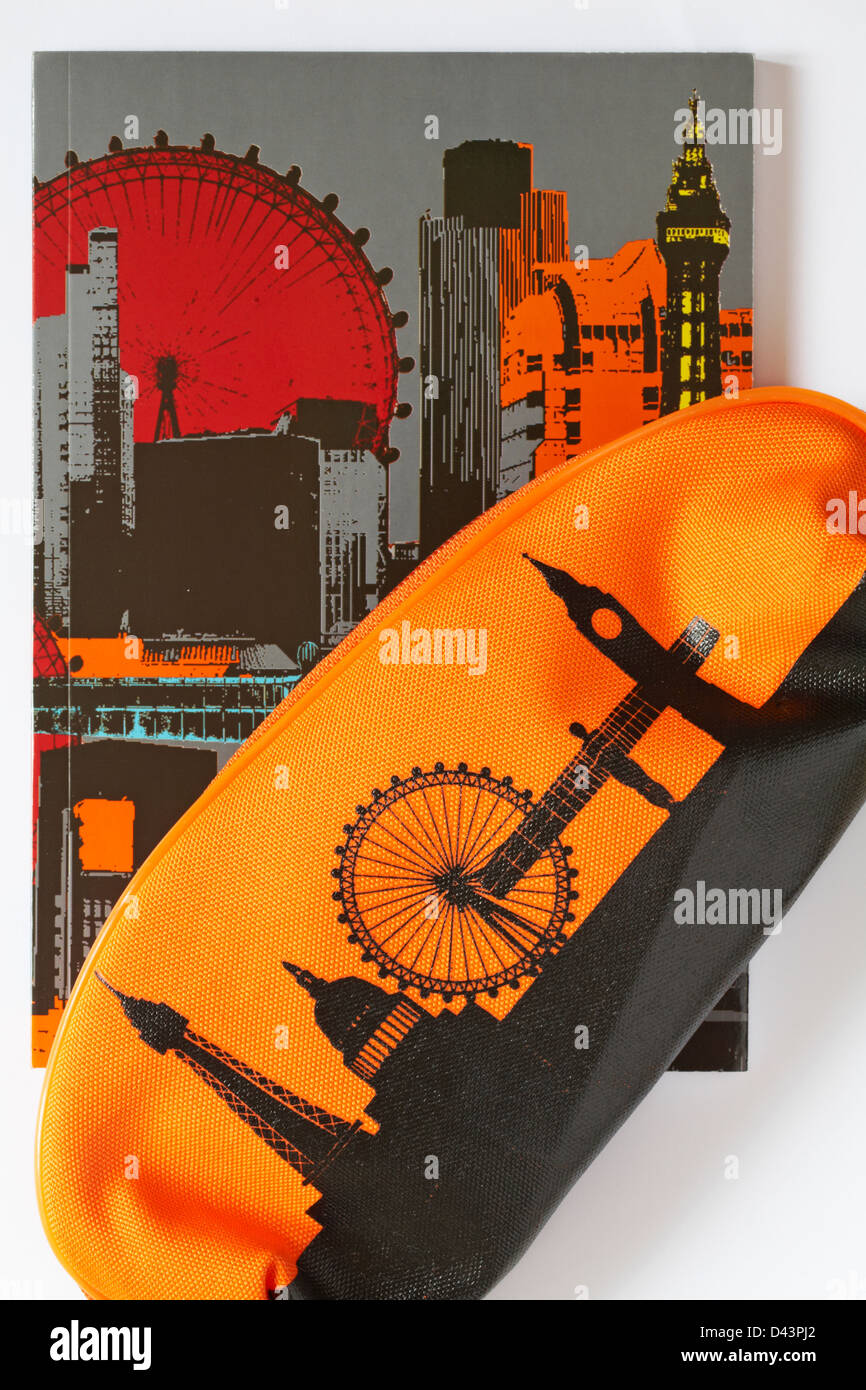 Étui à crayons et livre avec iconic London landmarks situé sur fond blanc Banque D'Images