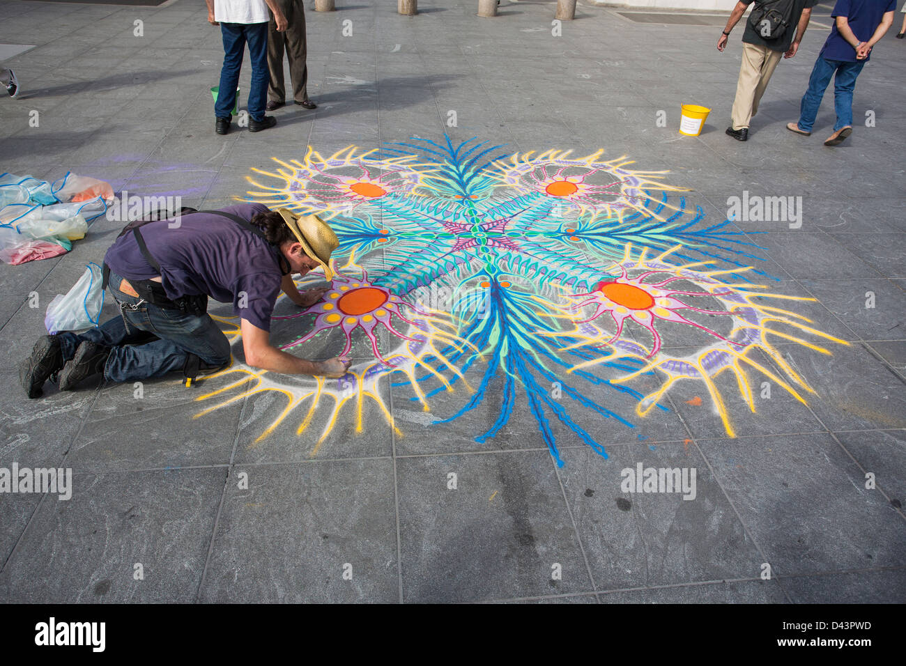 Verser de l'artiste du sable coloré sur le trottoir à Washington Square Park, New York, NY, USA Banque D'Images
