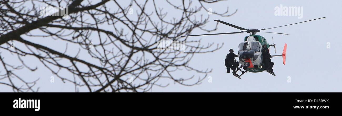 Les agents de police de l'Spezialeinsatzkommando (SEK) Saxe-Anhalt la pratique au cours d'une formation à la police l'Université de sciences appliquées de Aschersleben, Allemagne, 01 mars 2013. Le SEK sont les unités d'intervention spéciale de l'État allemand, les forces de police et sont essentiellement l'équivalent d'équipes américaines. Photo : Jens Wolf Banque D'Images