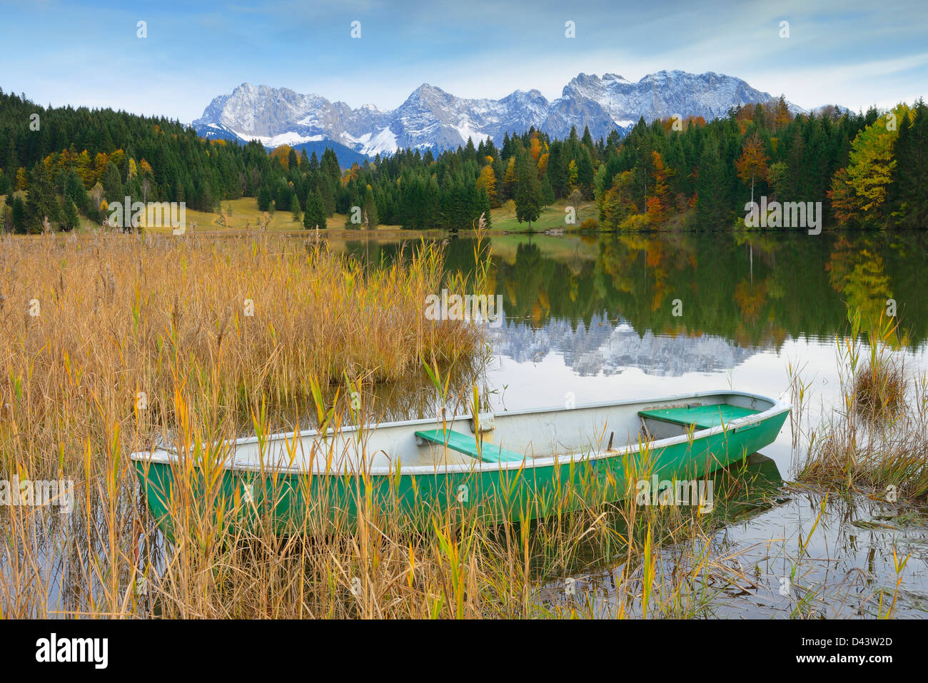 Bateau sur le lac avec Geroldsee Karwendel, près de Garmisch-Partenkirchen, Werdenfelser Land, Upper Bavaria, Bavaria, Germany Banque D'Images