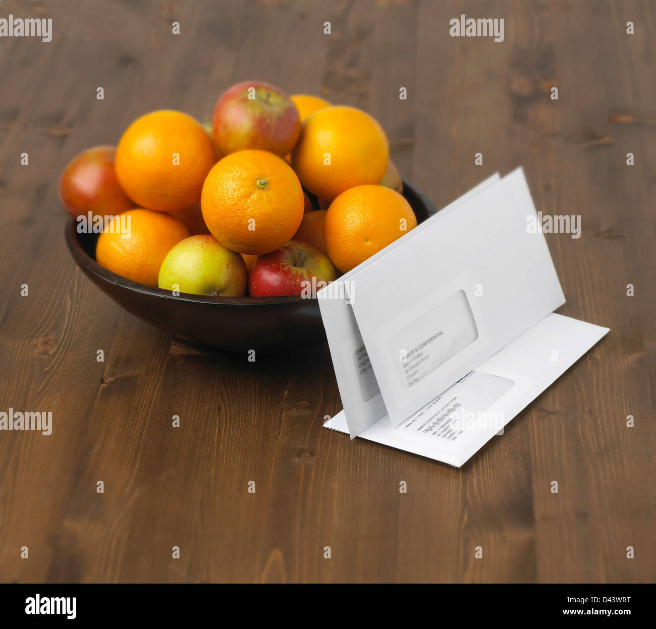 Bol de fruits avec des lettres sur fond de table en bois Banque D'Images