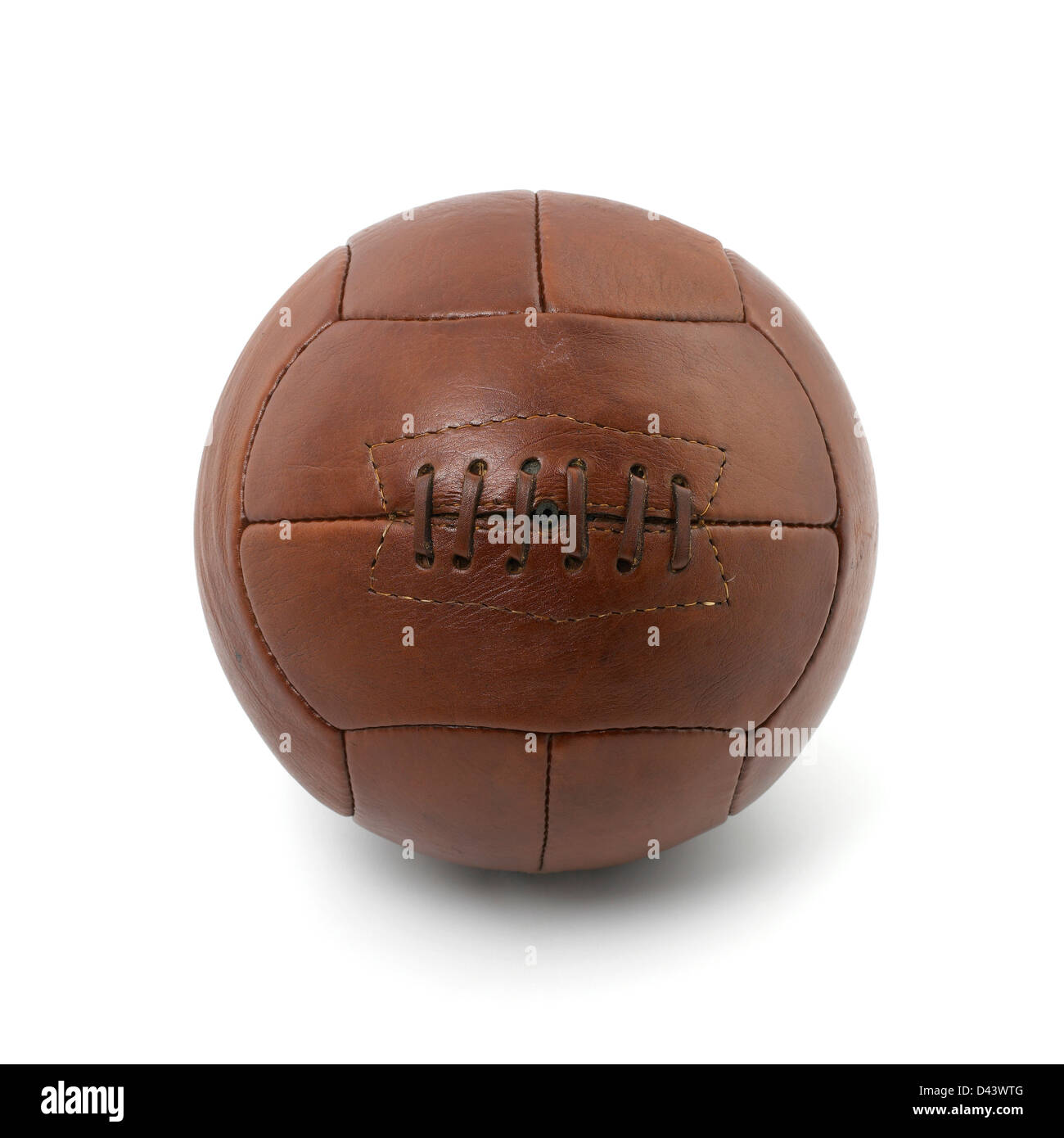Football en cuir à l'ancienne avec suture découper fond blanc Banque D'Images