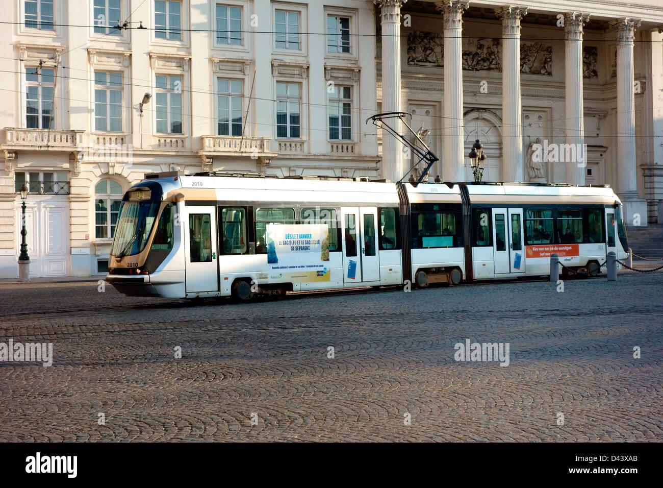 Le Tram passant par la place royale Bruxelles Banque D'Images