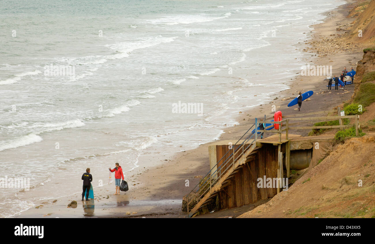 Les surfeurs sur la plage à Compton Bay, île de Wight, au Royaume-Uni. Banque D'Images