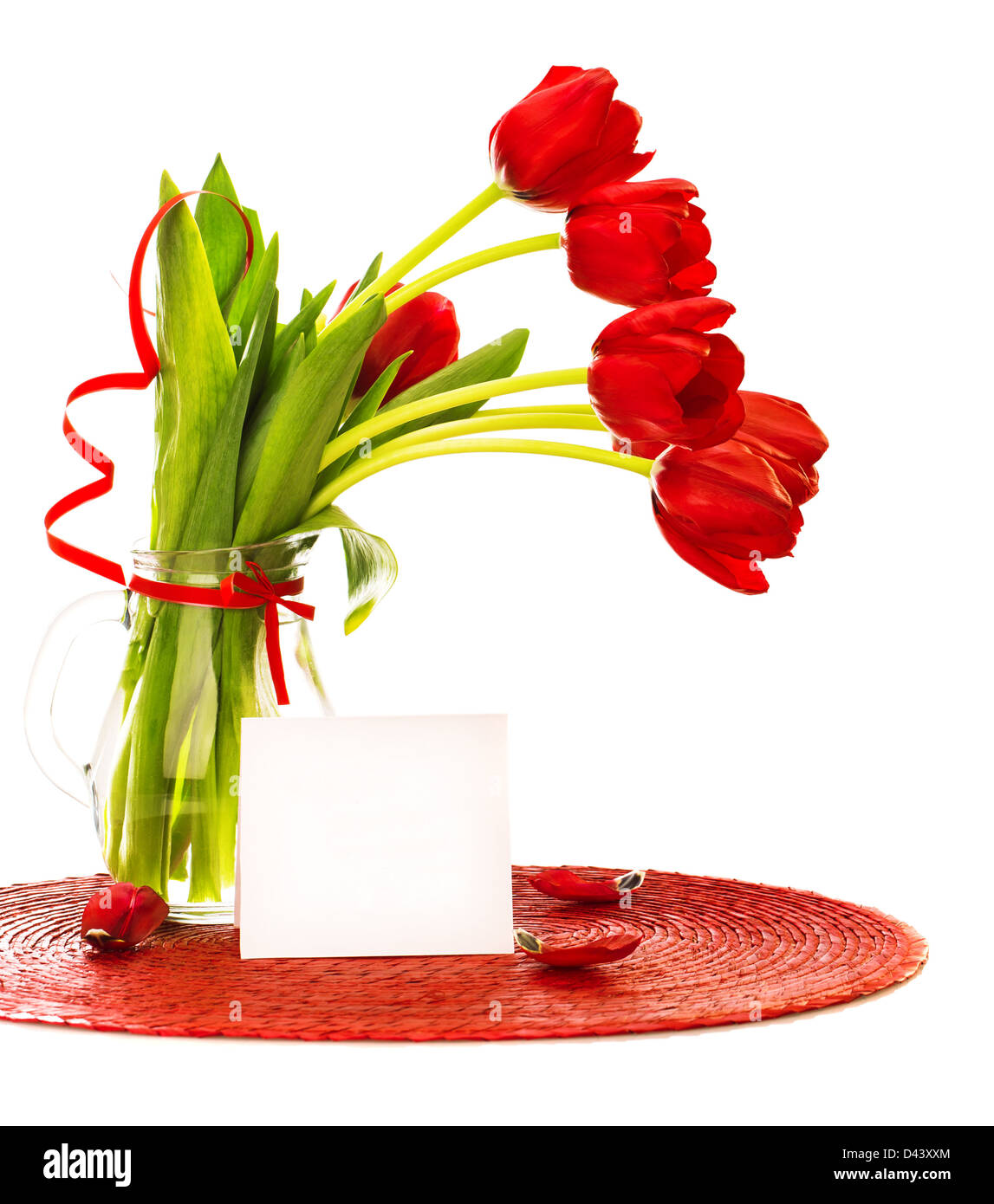 Photo du bouquet de tulipes rouges frais vase en verre avec du papier vierge, carte postale, carte de vœux romantique bouquet de fleurs de printemps, Banque D'Images