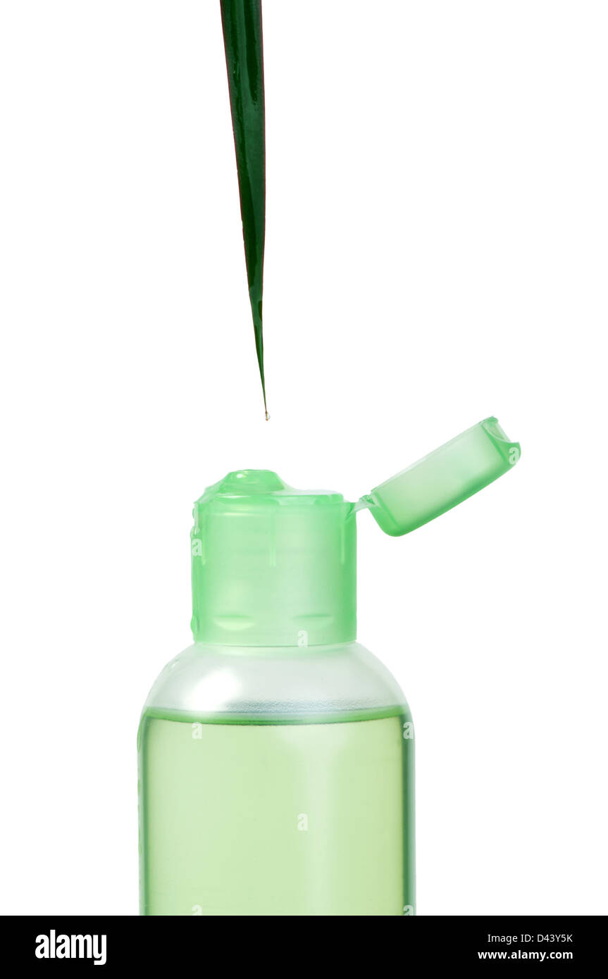 Cosmétique vert bouteille, vert feuille et drop. Isolé blanc Banque D'Images