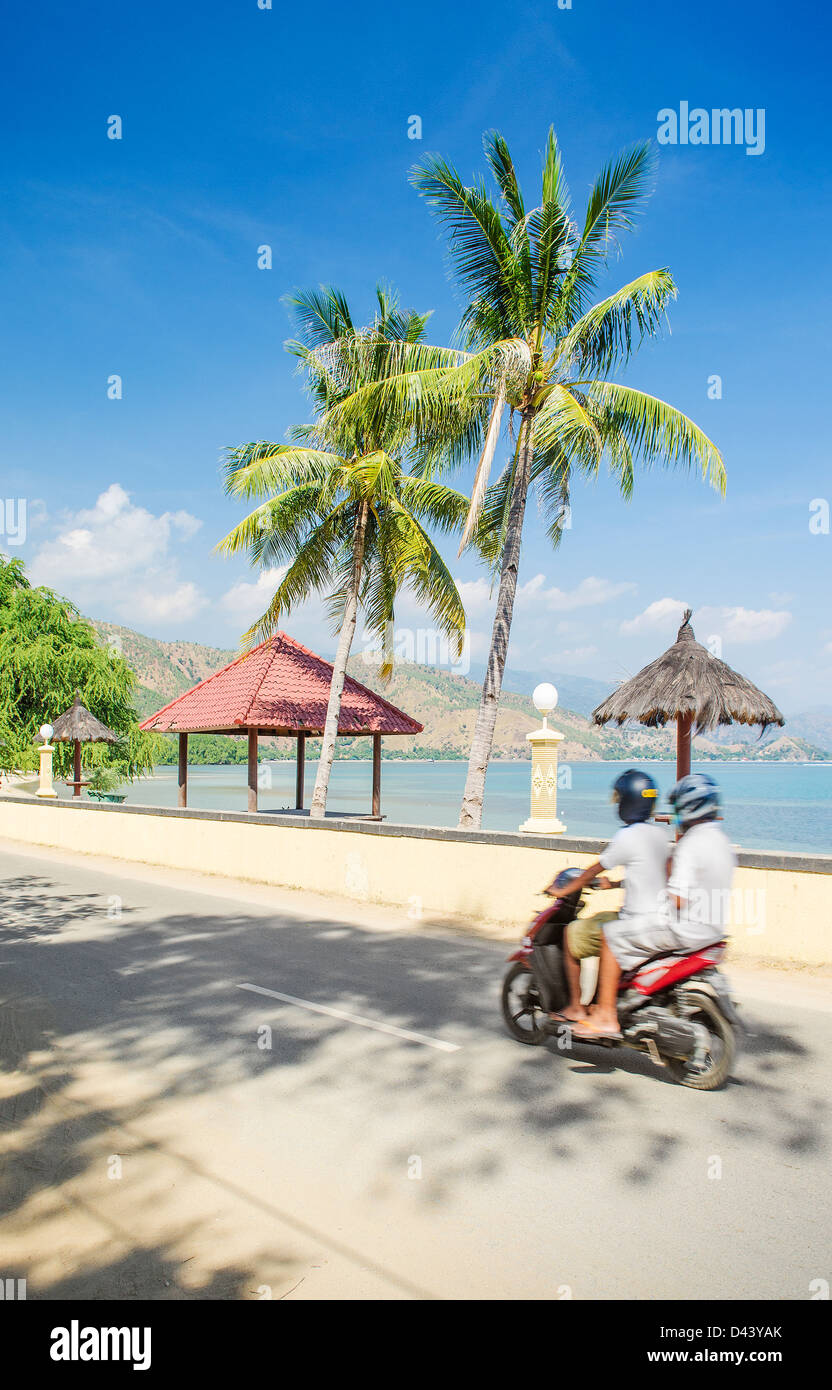 Areia branca beach et scooter près de Dili au Timor oriental Banque D'Images