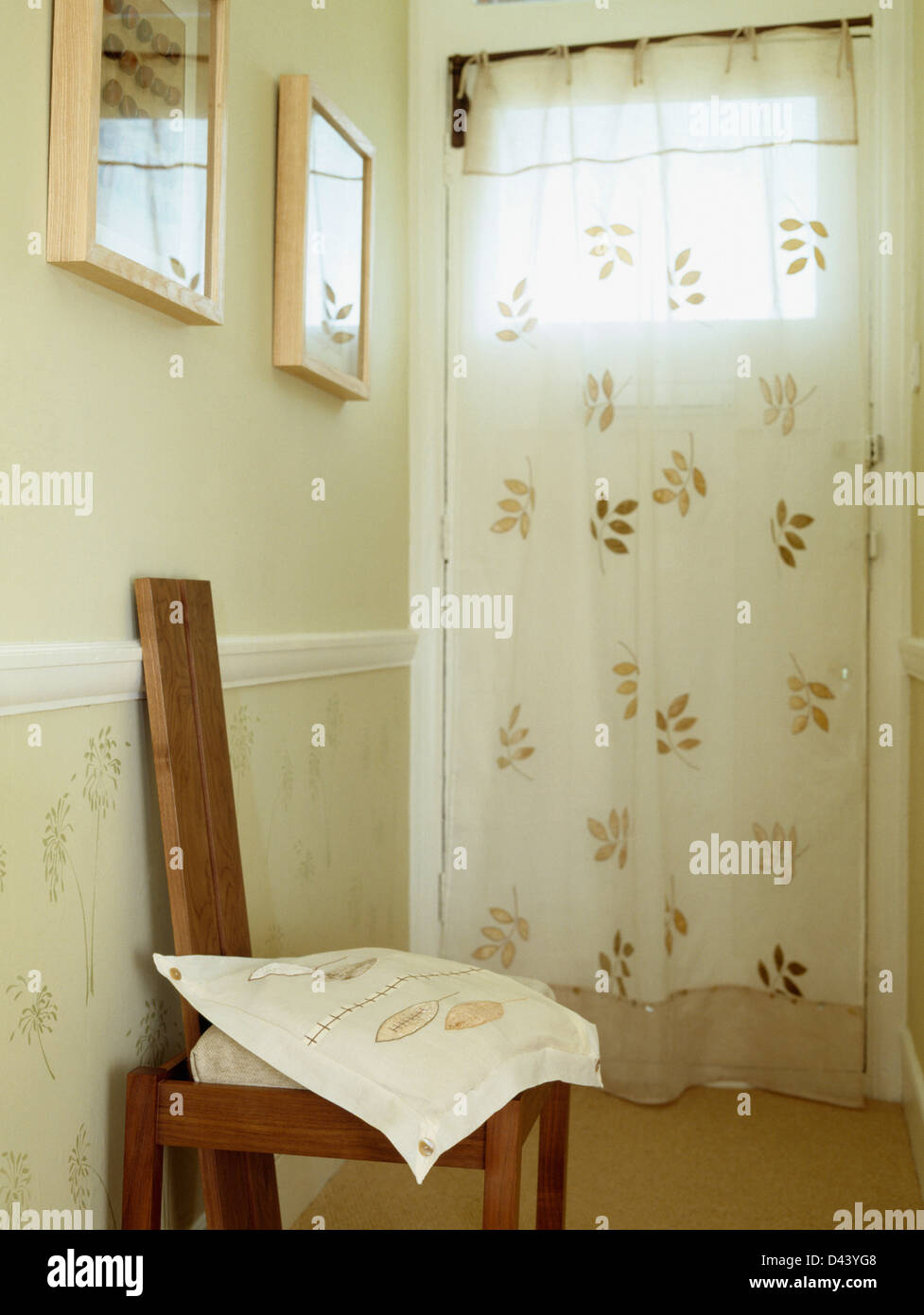 Crème Appliqued voile rideau sur porte d\'entrée dans le hall avec ... Crème Appliqued voile rideau sur porte d\'entrée dans le hall avec ...