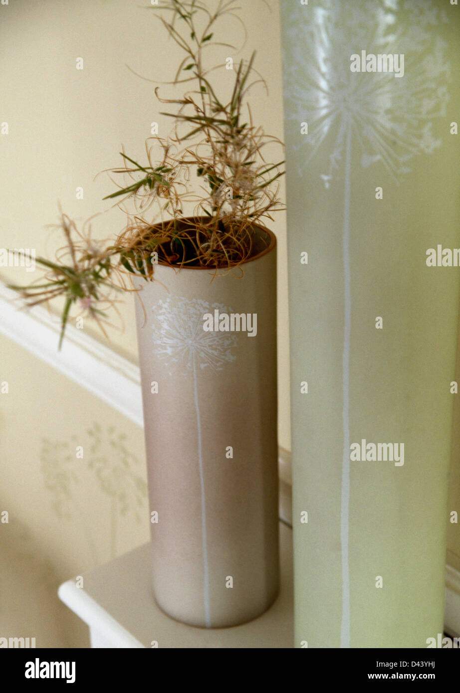 Close-up de vase en céramique cylindrique au pochoir subtilement avec le feuillage séché Banque D'Images