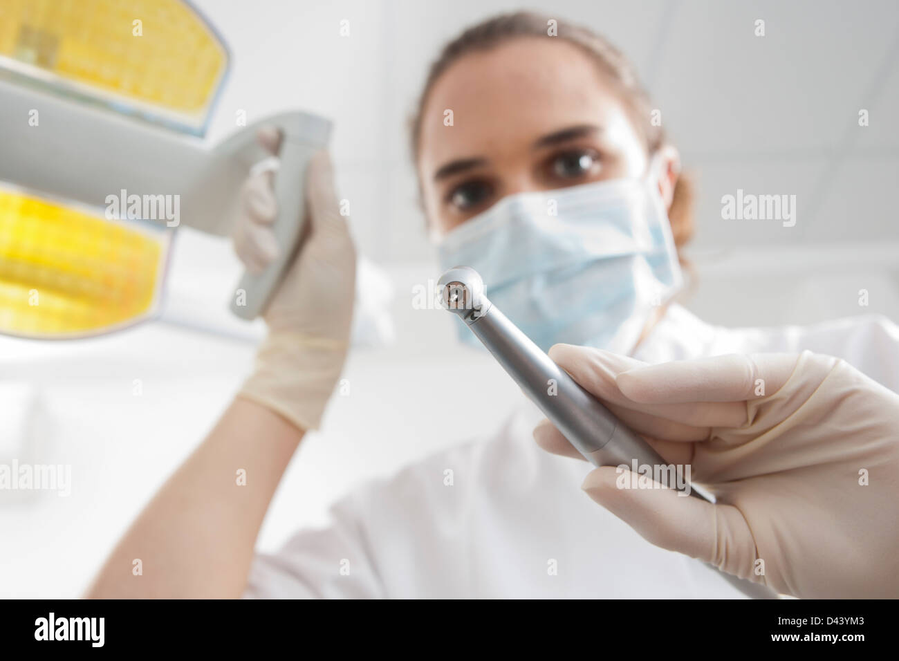 Close-up of Tours dentaires tenue par dentiste en cabinet dentaire, Allemagne Banque D'Images