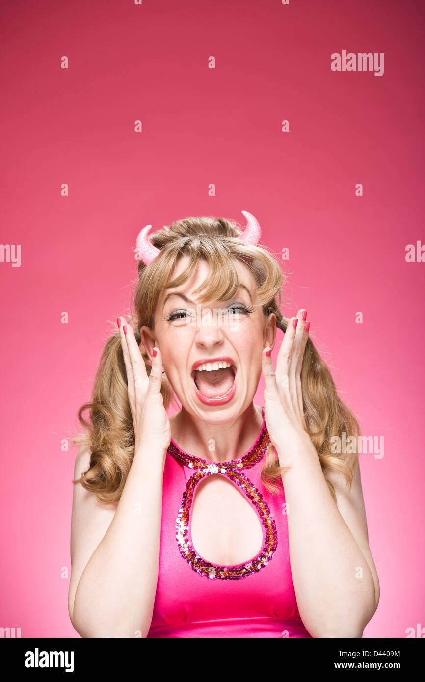 Portrait of Woman Wearing Devil Horns et crier Photo Stock Alamy
