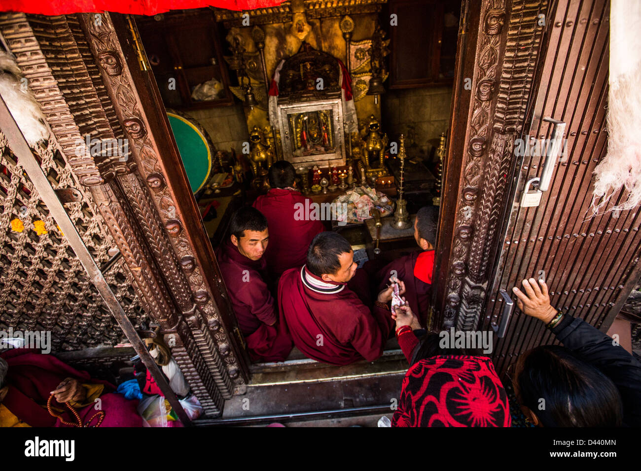 Moines priant dans un hall à praye Stupa Boudhanath, Katmandou, Népal Banque D'Images
