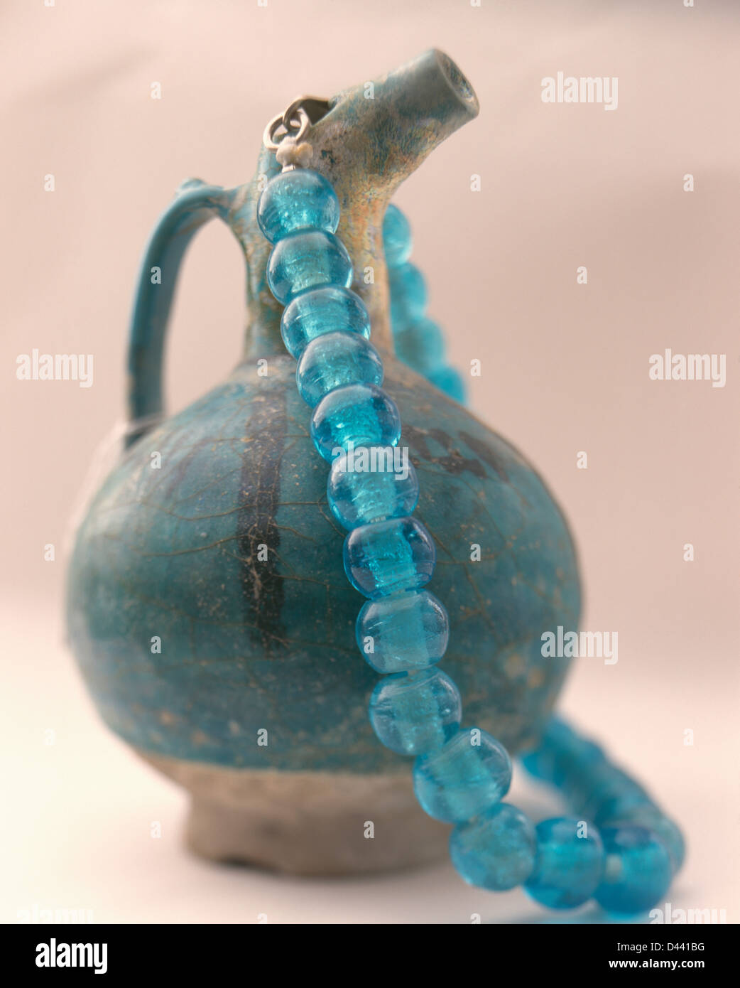 Close-up de collier de perles en verre turquoise turquoise glazed sur pot marocain Banque D'Images