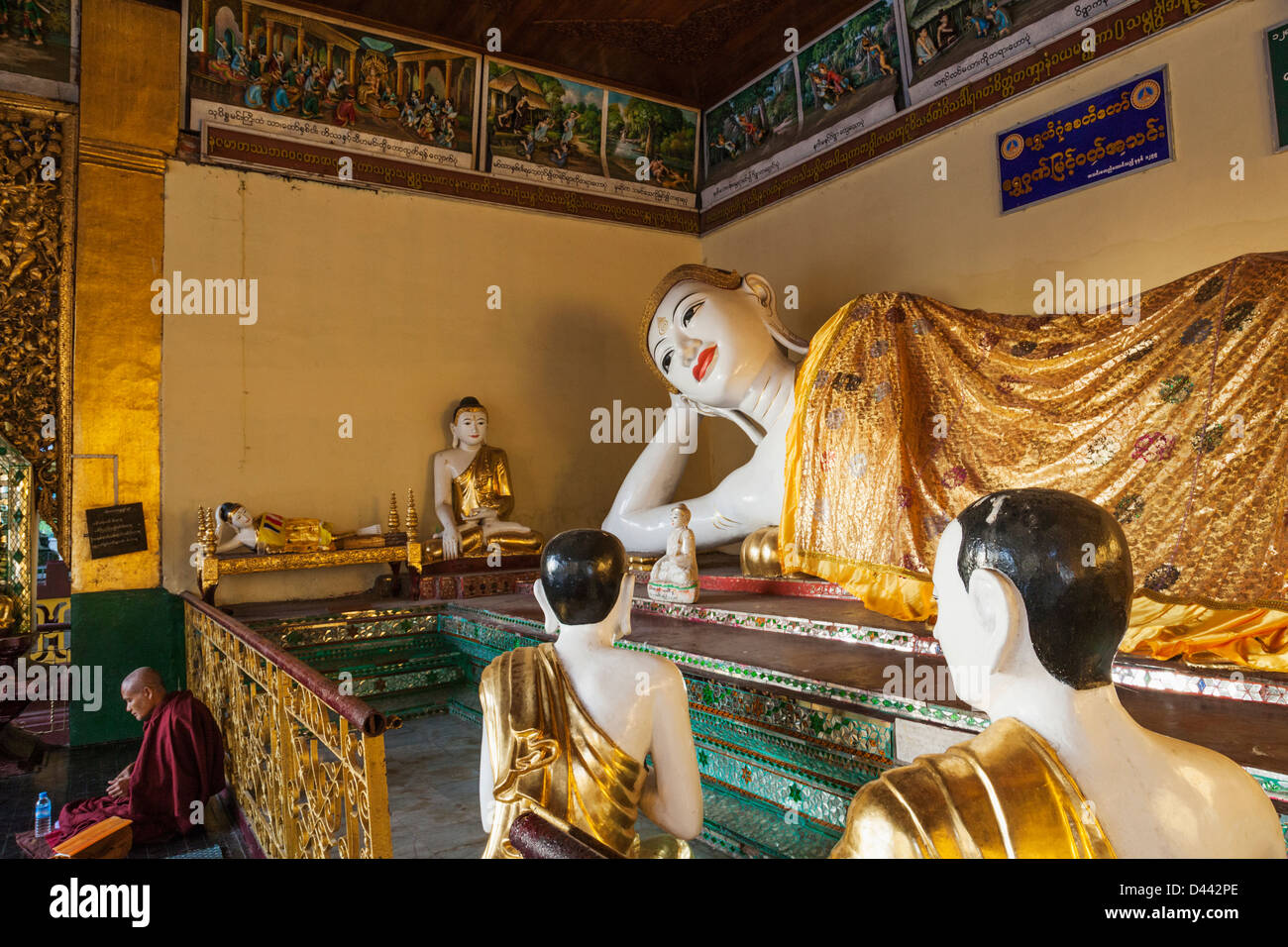 Le Myanmar, Yangon, Shwedagon Pagoda, Statues de Bouddha et moine Banque D'Images