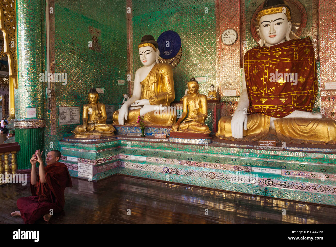 Le Myanmar, Yangon, Shwedagon Pagoda, Statues de Bouddha et moine Banque D'Images