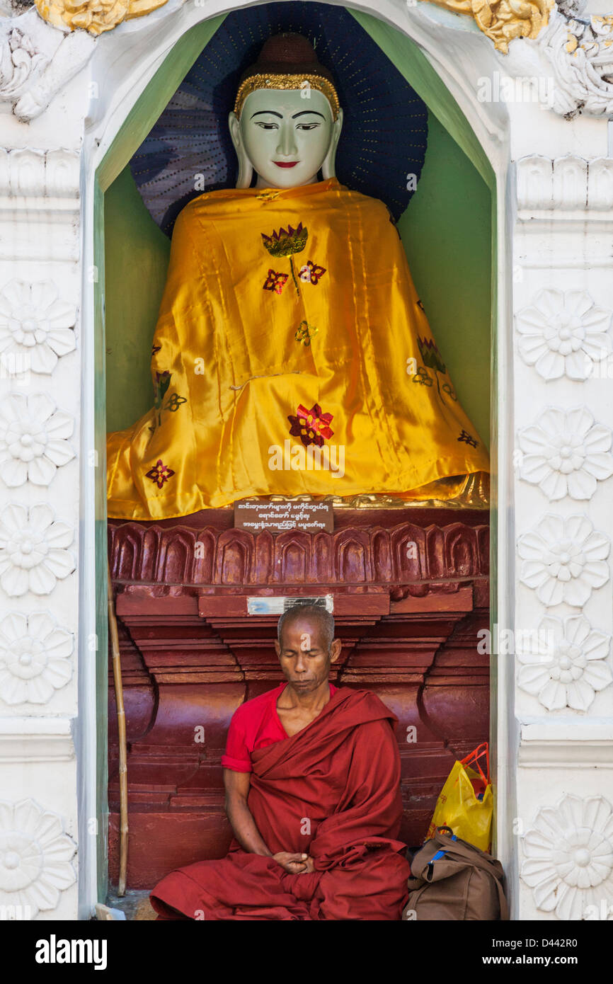 Le Myanmar, Yangon, Shwedagon Pagoda, Statue de Bouddha et moine Banque D'Images