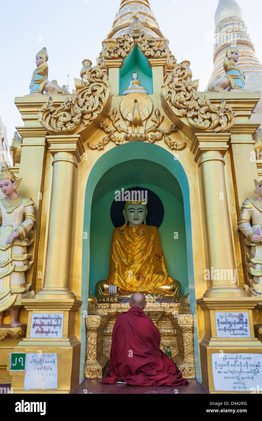 Le Myanmar, Yangon, Shwedagon Pagoda, Statue de Bouddha et moine Banque D'Images