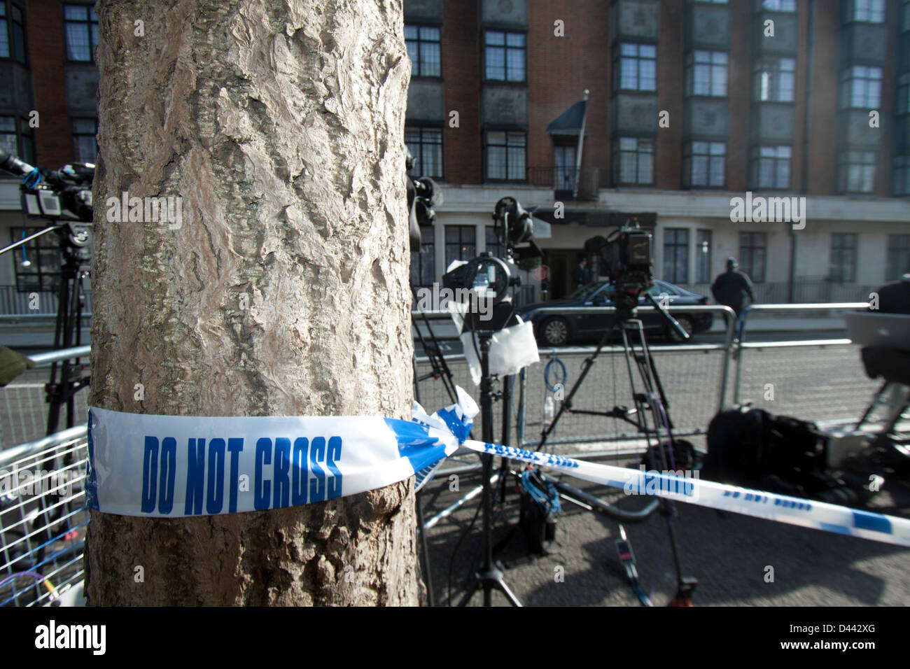 4 mars 2013. London UK. La presse et des médias de l'attendre à l'extérieur de l'hôpital King Edward VII à Londres après que la reine Elisabeth II a été admis à l'hôpital pour l'estomac et la gastroentérite. La Reine a passé sa première nuit à l'hôpital et devrait rester comme un patient pendant au moins 48 heures Banque D'Images