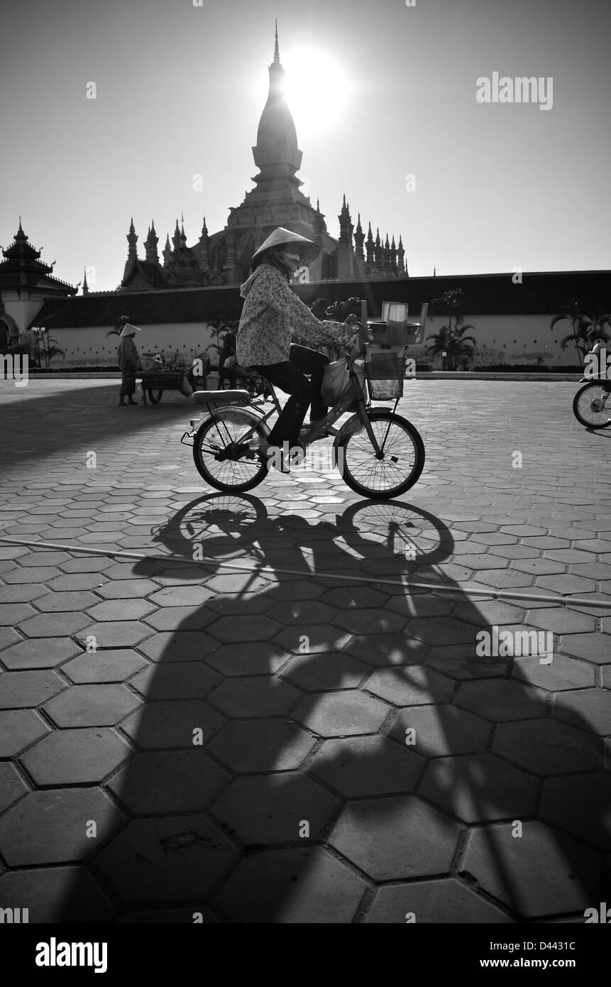 Silhouette d'un cycliste à Vientiane Banque D'Images