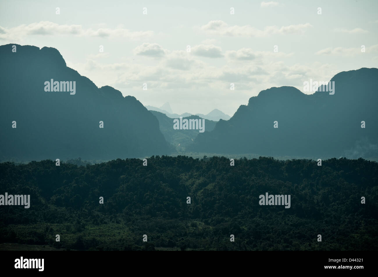 Forêt et montagnes, au centre du Laos Banque D'Images