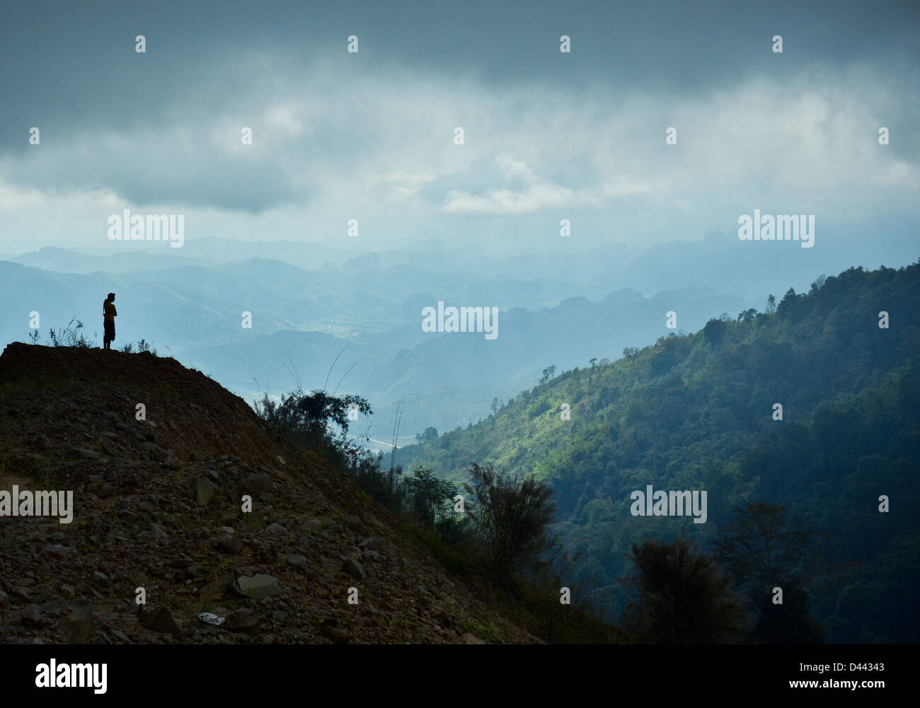 Silhouette of man dans les montagnes au Laos Banque D'Images