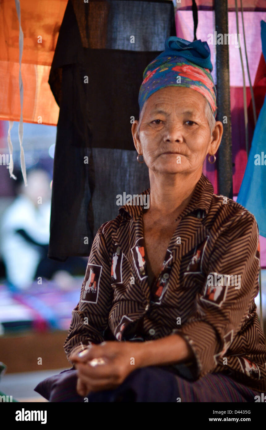 Femme laotienne dans un marché à Luang Prabang Banque D'Images