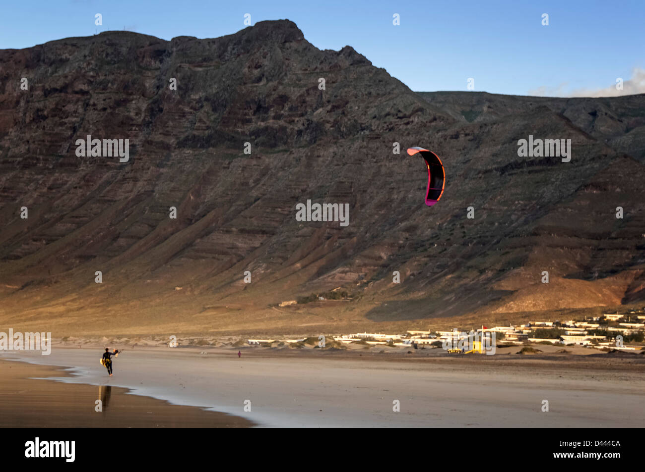 La plage de Famara, Kite Surfer, Lanzarote, îles Canaries, Espagne Banque D'Images