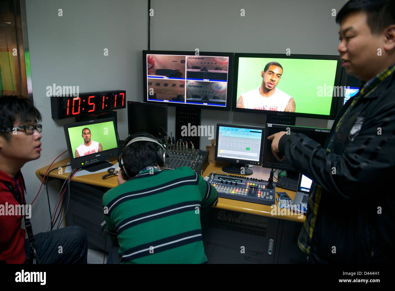 Le personnel se préparer à Sina de basket de la NBA en direct sur le web au bureau à Beijing, Chine. 2013 Banque D'Images