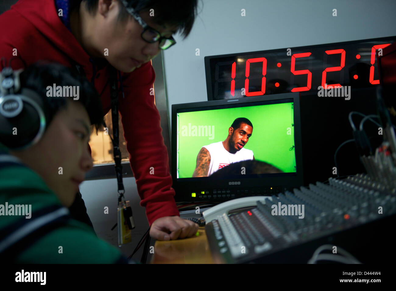 Le personnel se préparer à Sina de basket de la NBA en direct sur le web au bureau à Beijing, Chine. 2013 Banque D'Images