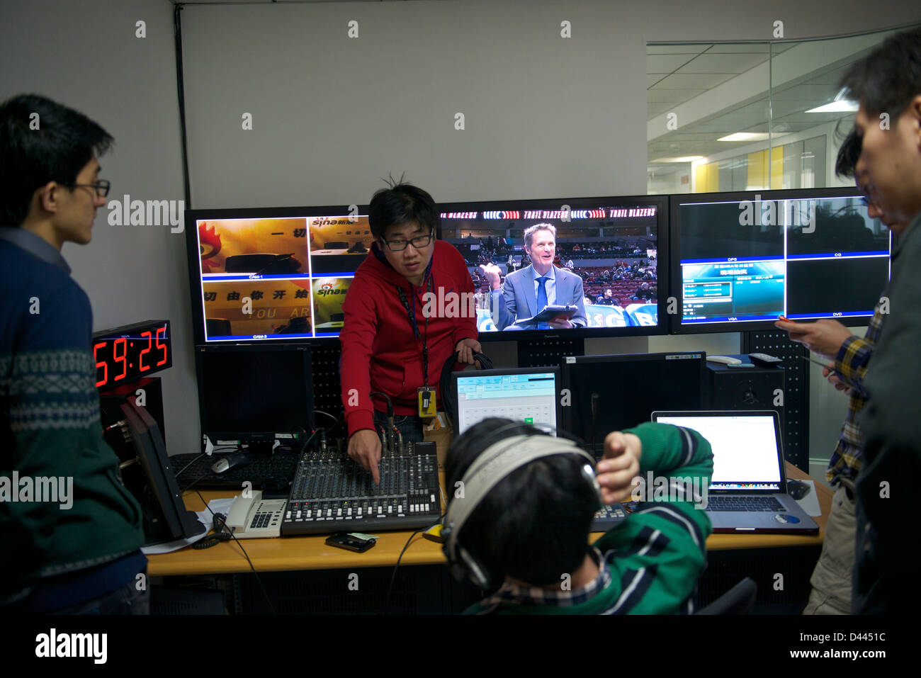Le personnel se préparer à Sina de basket de la NBA en direct sur le web au bureau à Beijing, Chine. 2013 Banque D'Images