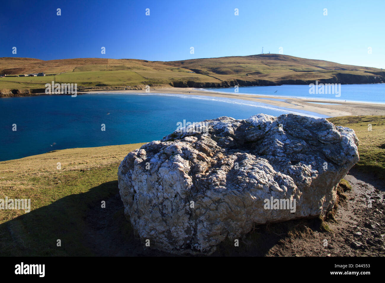 Une vue sur le tombolo de sable à la recherche de St Ninian's Isle à South Mainland, Shetland, Scotland Banque D'Images