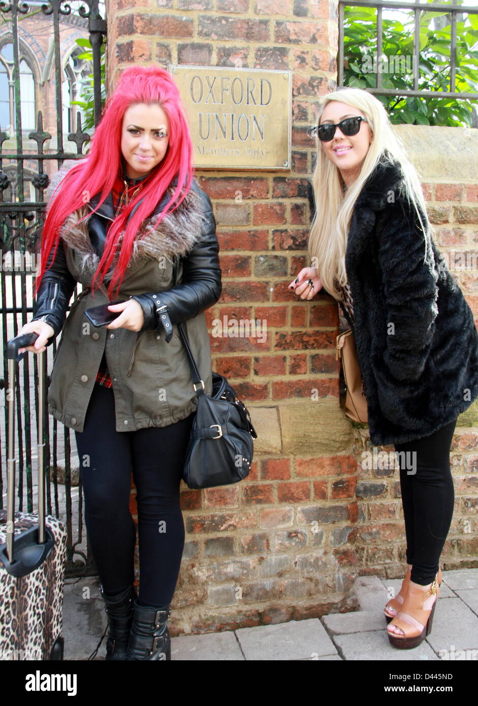 Oxford, UK 04 mars 2013 Geordie shore acteurs arrive à Oxford Union. Sophie Kasaei, 23 et Holly Hagan, 20 étoiles de la MTV reality show pour parler aux membres de l'Oxford Union. Petericardo Lusabia Crédit/Alamy Live News Banque D'Images