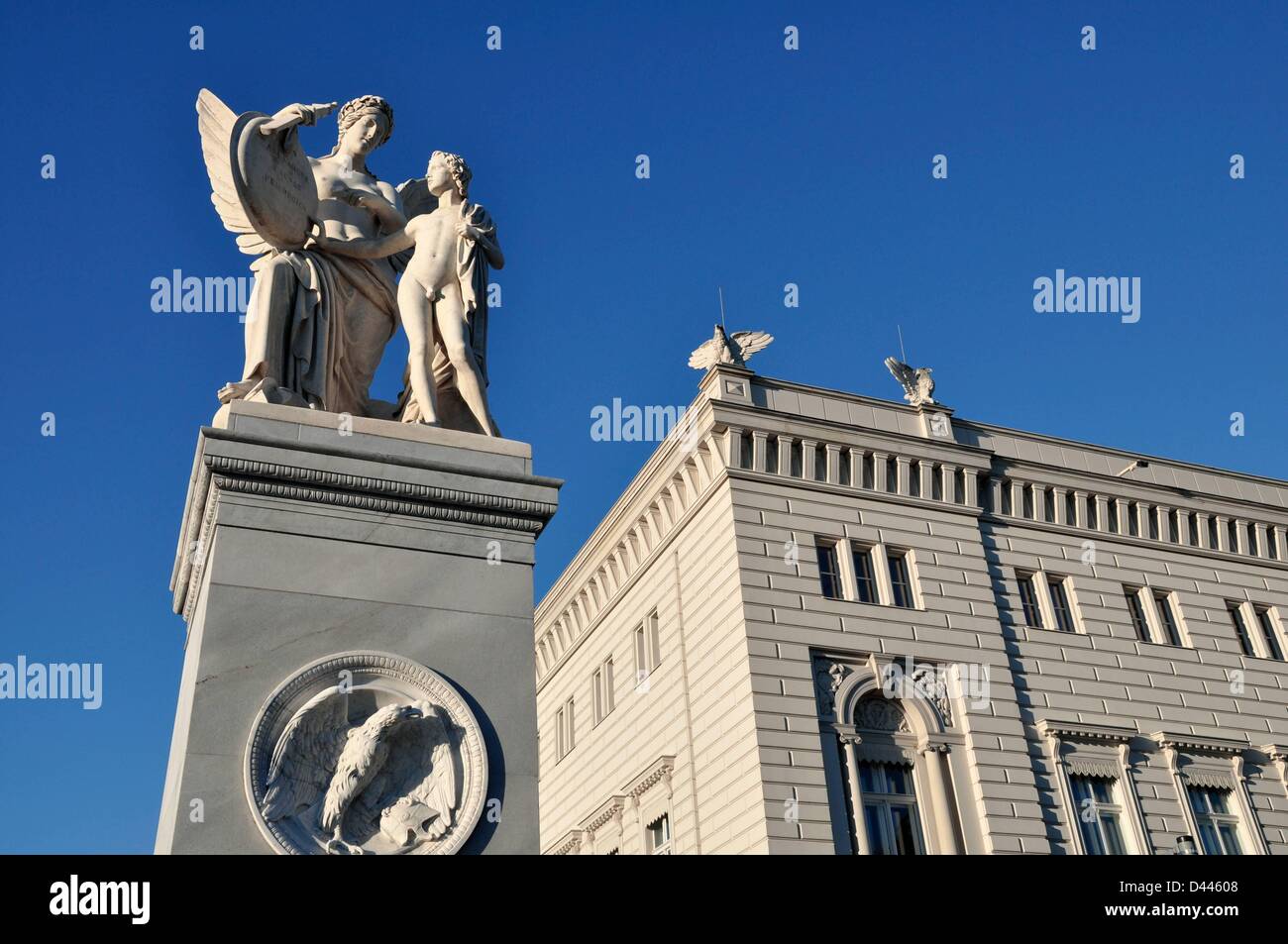 La statue « Nike enseigne aux garçons des sagas héroïques » est photographiée sur le Schlossbrücke (pont du Palais) sur Unter den Linden, dans le centre-ville de Berlin, en Allemagne, le 15 juillet 2011. La sculpture est l'un des huit groupes de figures sur le dessus des piliers de soutien du pont, qui ont été créés par le sculpteur Emil Wolff. En arrière-plan, vue de l'Alte Kommandantur, le siège de la Bertelsmann AG: Fotoarchiv für ZeitgeschichteS.Steinach Banque D'Images