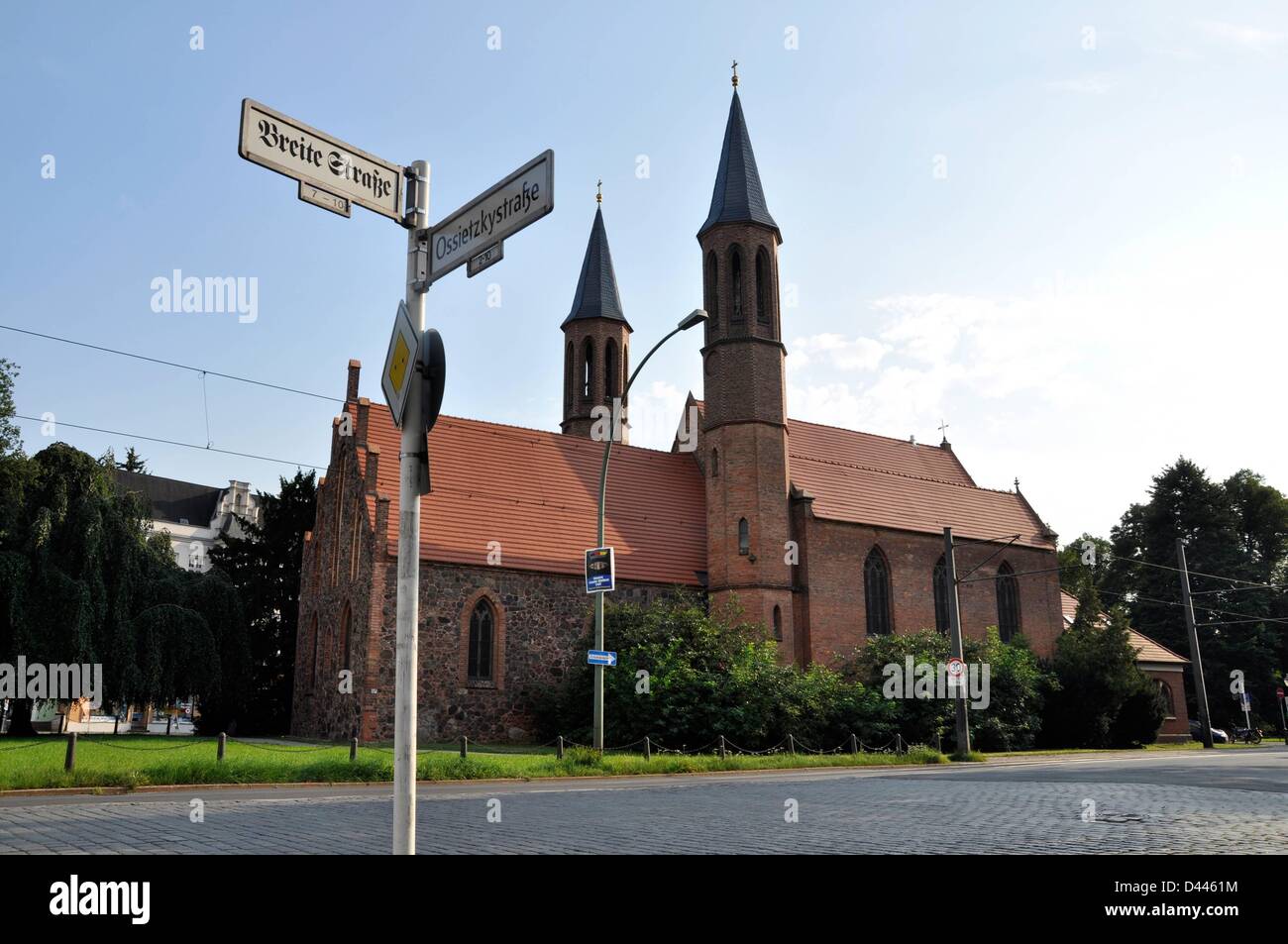 Un panneau indiquant le nom de la rue 'Breite Strasse' dans l'ancienne écriture allemande et 'Ossietzkystrasse' dans de nouvelles lettres devant l'ancienne église paroissiale 'zu den Vier Evangelisten' ('des quatre évangélistes') à Berlin-Pankow, Allemagne, le 18 août 2011. Fotoarchiv für ZeitgeschichteS.Steinach Banque D'Images