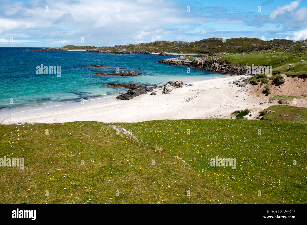 Camas Bostadh bay et plage sur Grand Bernera dans les Hébrides extérieures. Banque D'Images