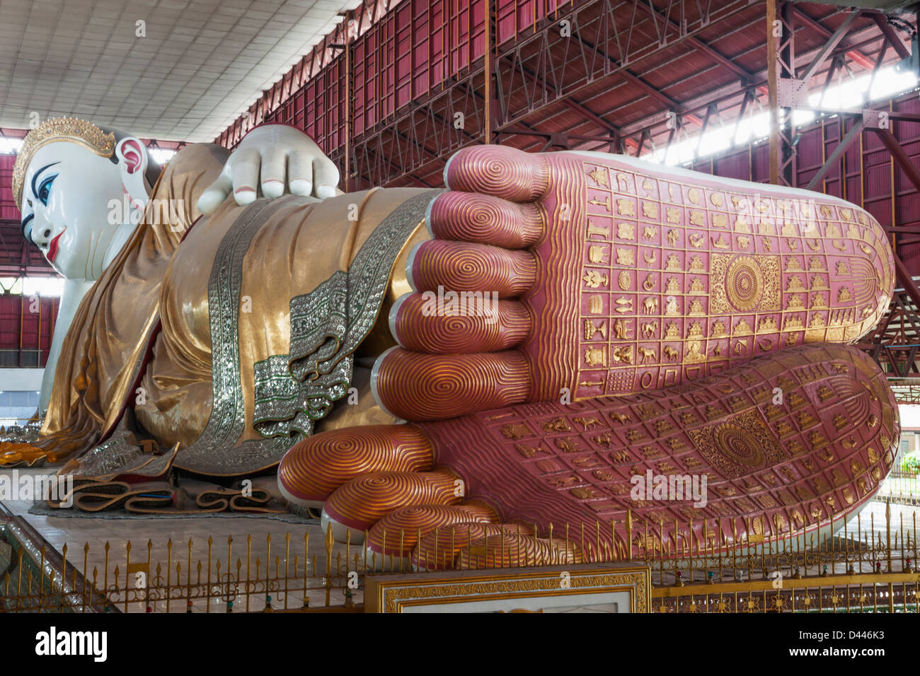 Le Myanmar, Yangon, la Pagode Chaukhtatgyi, Statue Bouddha Géant Banque D'Images