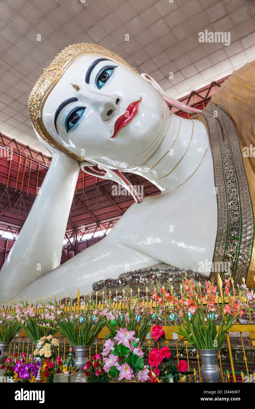 Le Myanmar, Yangon, la Pagode Chaukhtatgyi, Statue Bouddha Géant Banque D'Images
