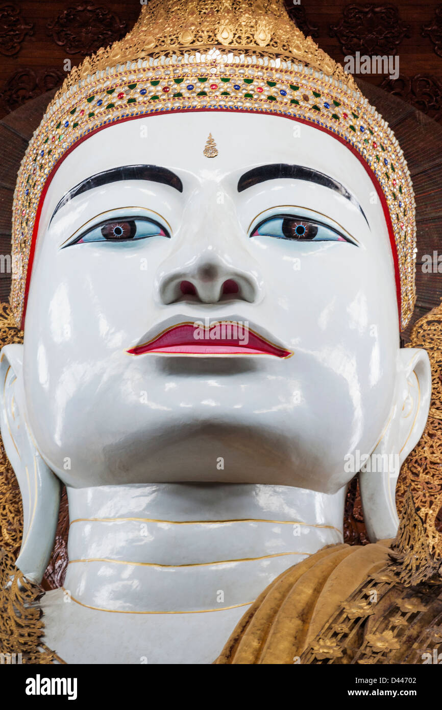 Le Myanmar, Yangon, Ngahtatgyi Pagode, statue du Bouddha Géant Banque D'Images
