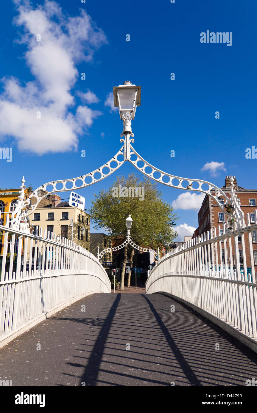 Vue verticale de la Ha'penny Bridge aka Droichead na Leathphingine ou Liffey bridge orné d'un cadenas à Dublin. Banque D'Images