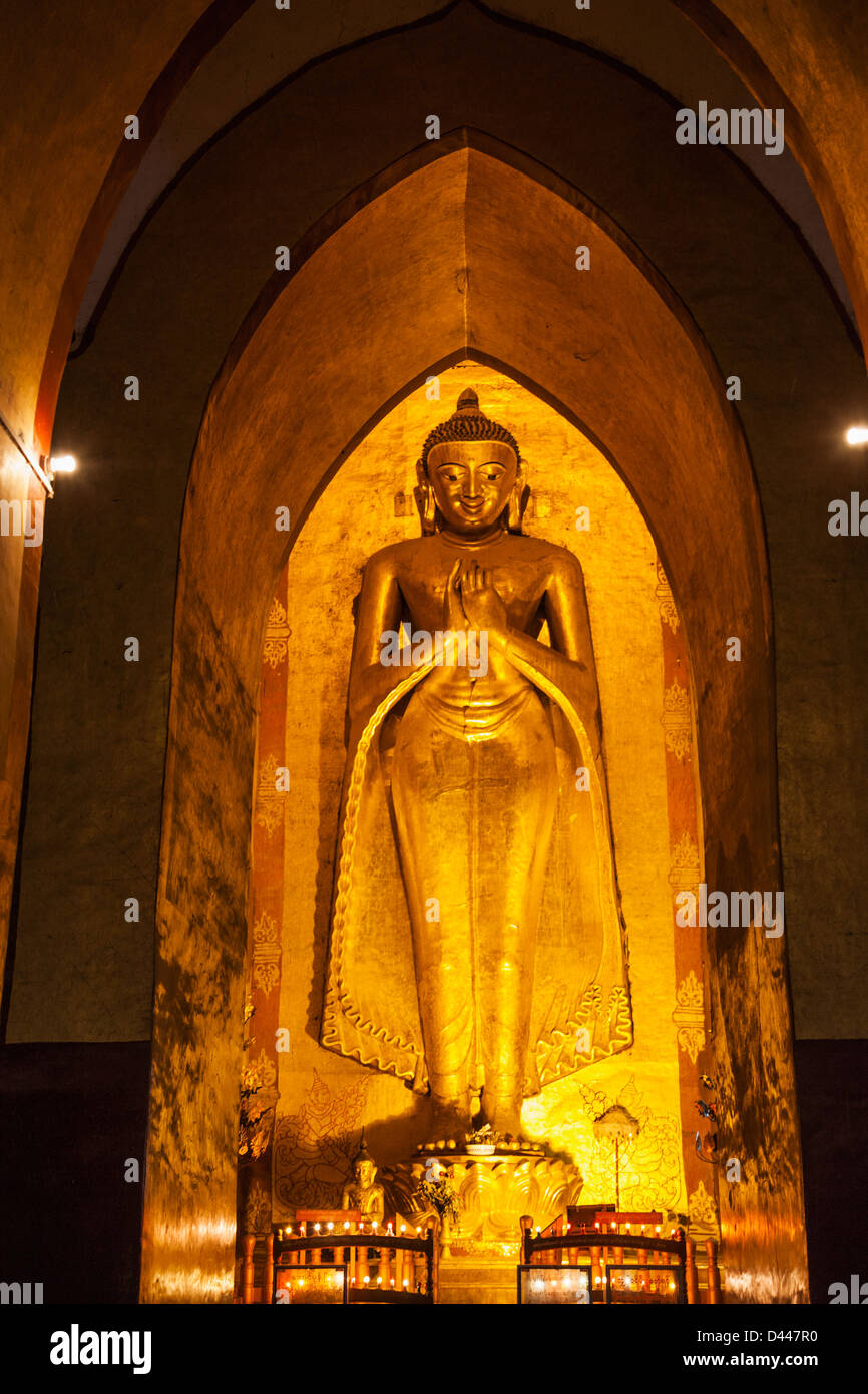 Le Myanmar, Bagan, Ananda Temple, Statue de Bouddha Banque D'Images