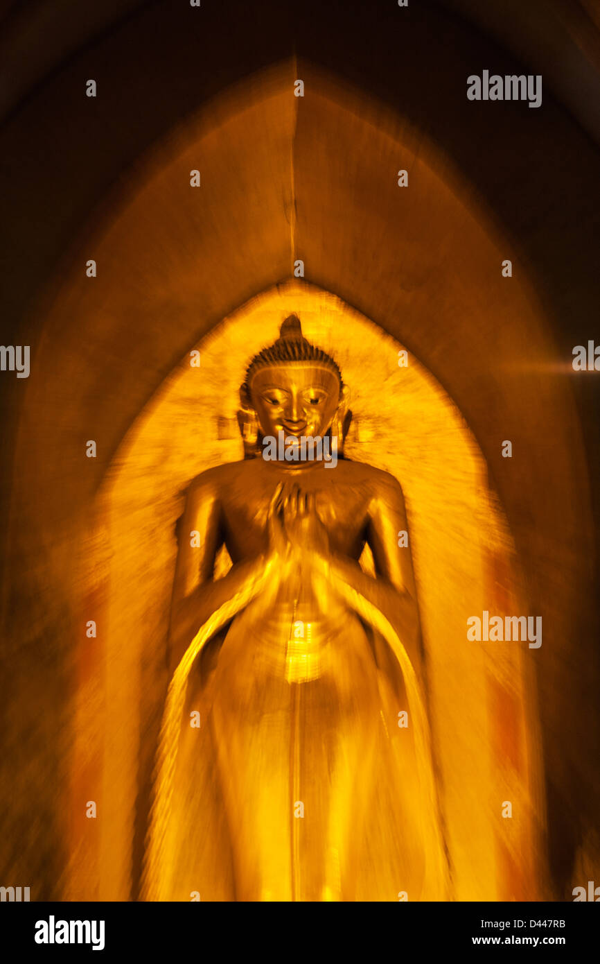 Le Myanmar, Bagan, Ananda Temple, Statue de Bouddha Banque D'Images