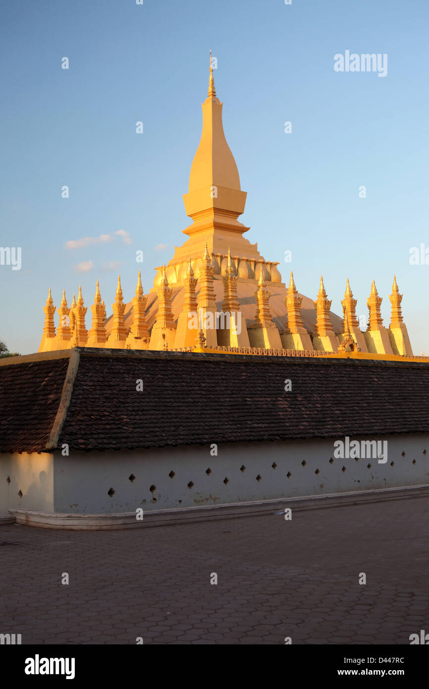 Pha That Luang est un grand stupa bouddhiste couverts d'or dans le centre de Vientiane, Laos Banque D'Images