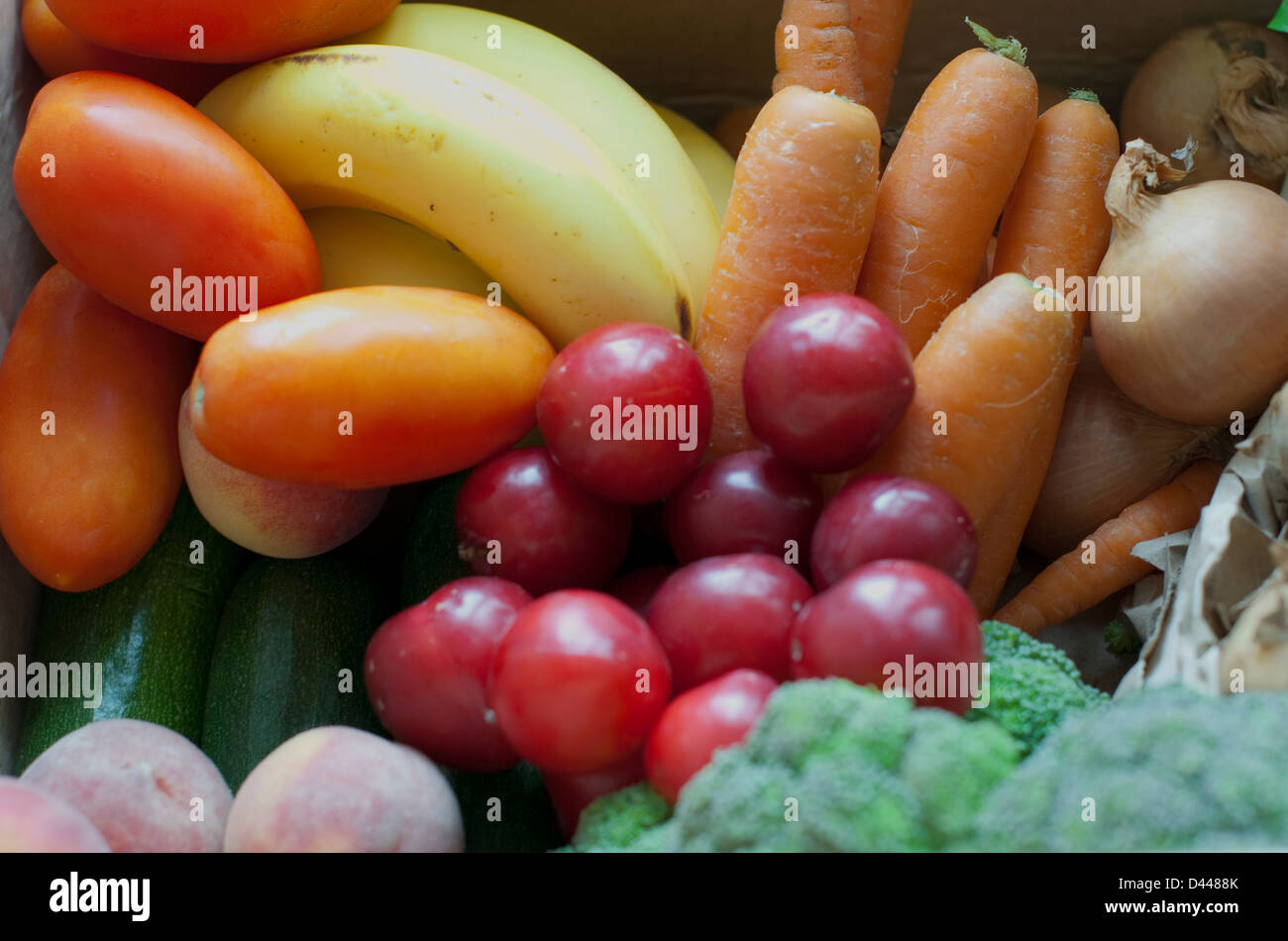 Fruits et légumes biologiques à partir d'une boîte de légumes Banque D'Images