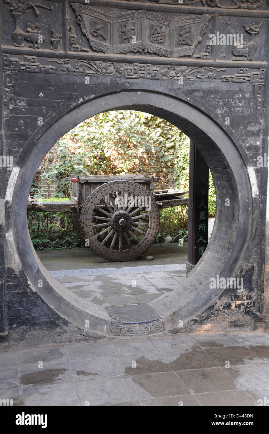 Porte ronde dans le jardin d'une vieille maison traditionnelle chinoise de Xi'an - la province du Shaanxi, Chine Banque D'Images