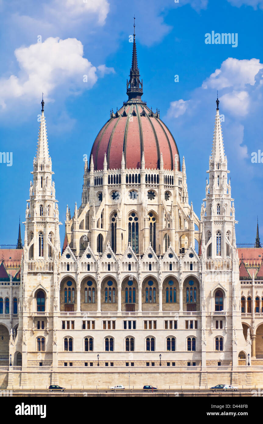 Le Parlement hongrois, de style néo-gothique, l'édifice conçu par Imre Steindl illuminée la nuit Budapest, Hongrie, Europe, UE Banque D'Images