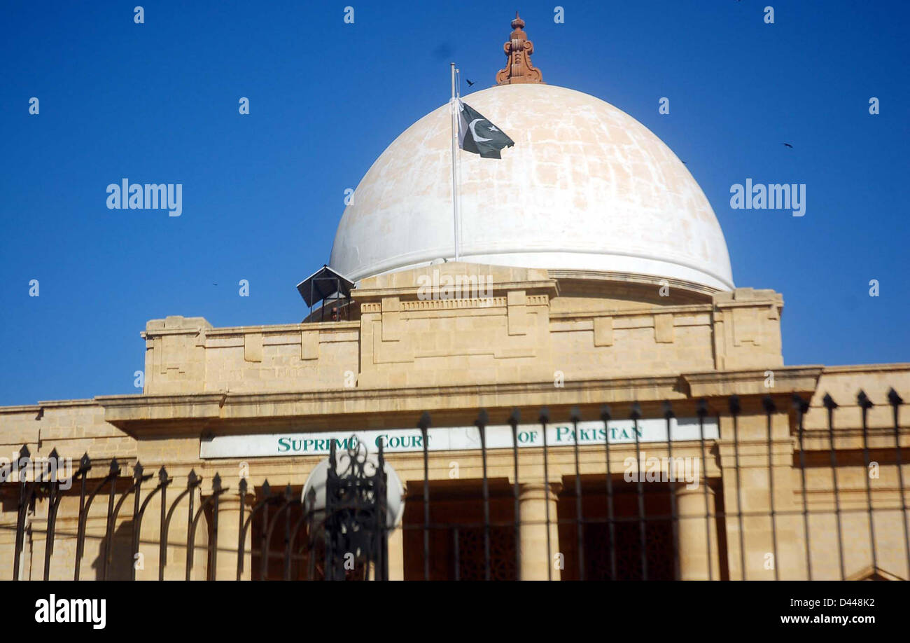 Vu du drapeau national en berne comme le gouvernement du Sind a annoncé pour marquer le deuil de jour d'une bombe survenue à Abbas Town qui a causé 48 morts et plus de 200 blessés, à la Cour suprême de l'enregistrement à Karachi le Lundi, Mars 04, 2013. Une bombe contrôlée à distance intensive déclenche dans Abbas Town, a été planté dans un mini Truck a causé 48 morts et plus de 200 blessés, plus de 200 appartements résidentiels et 150 boutiques détruites dans l'explosion. Banque D'Images
