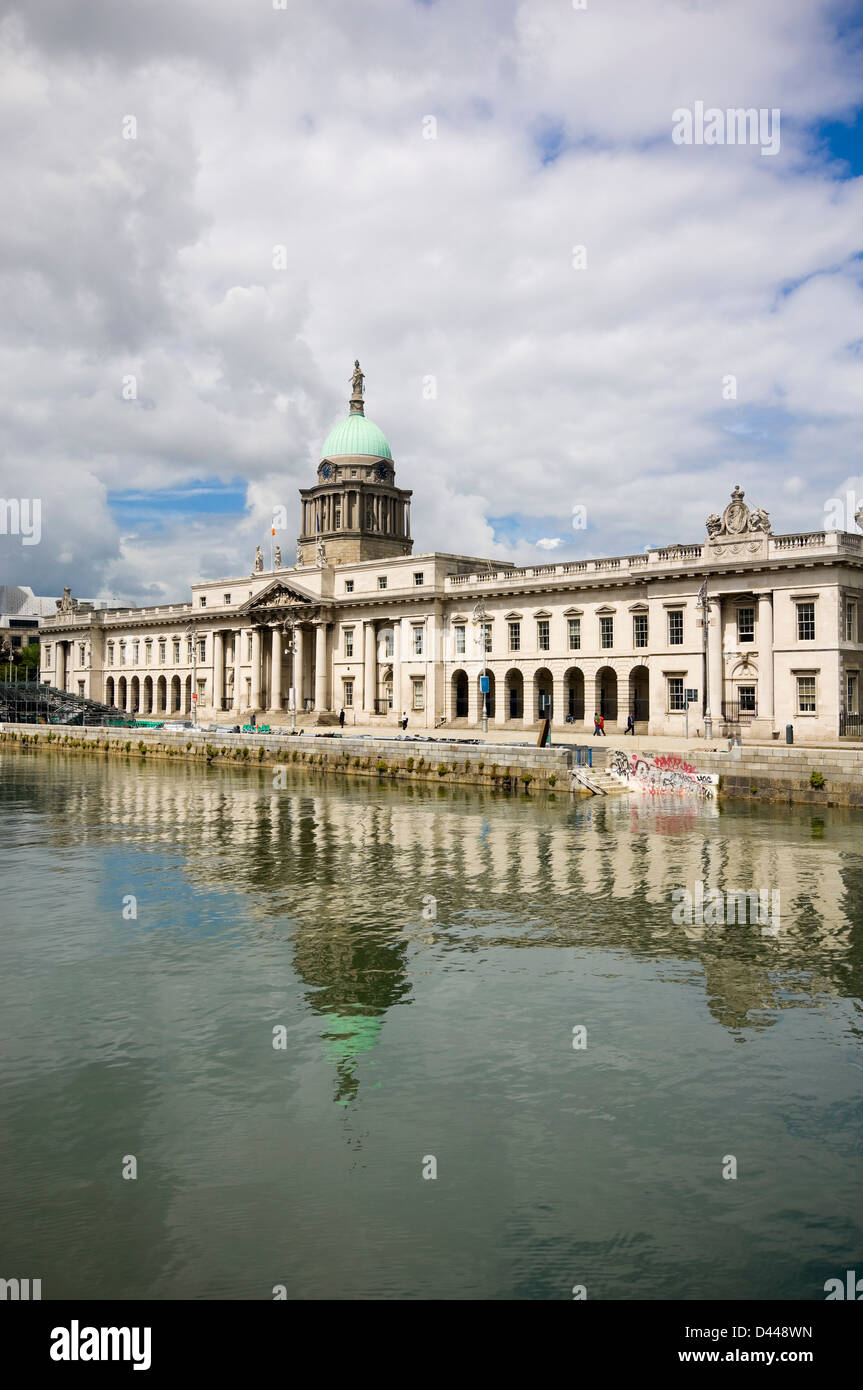 Vue verticale de la Custom House, enseigner une Chustaim, sur la rivière Liffey à Dublin sur une journée ensoleillée. Banque D'Images