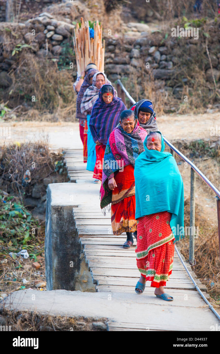 Les femmes de traverser un pont, Panauti, village près de Katmandou, Népal Banque D'Images