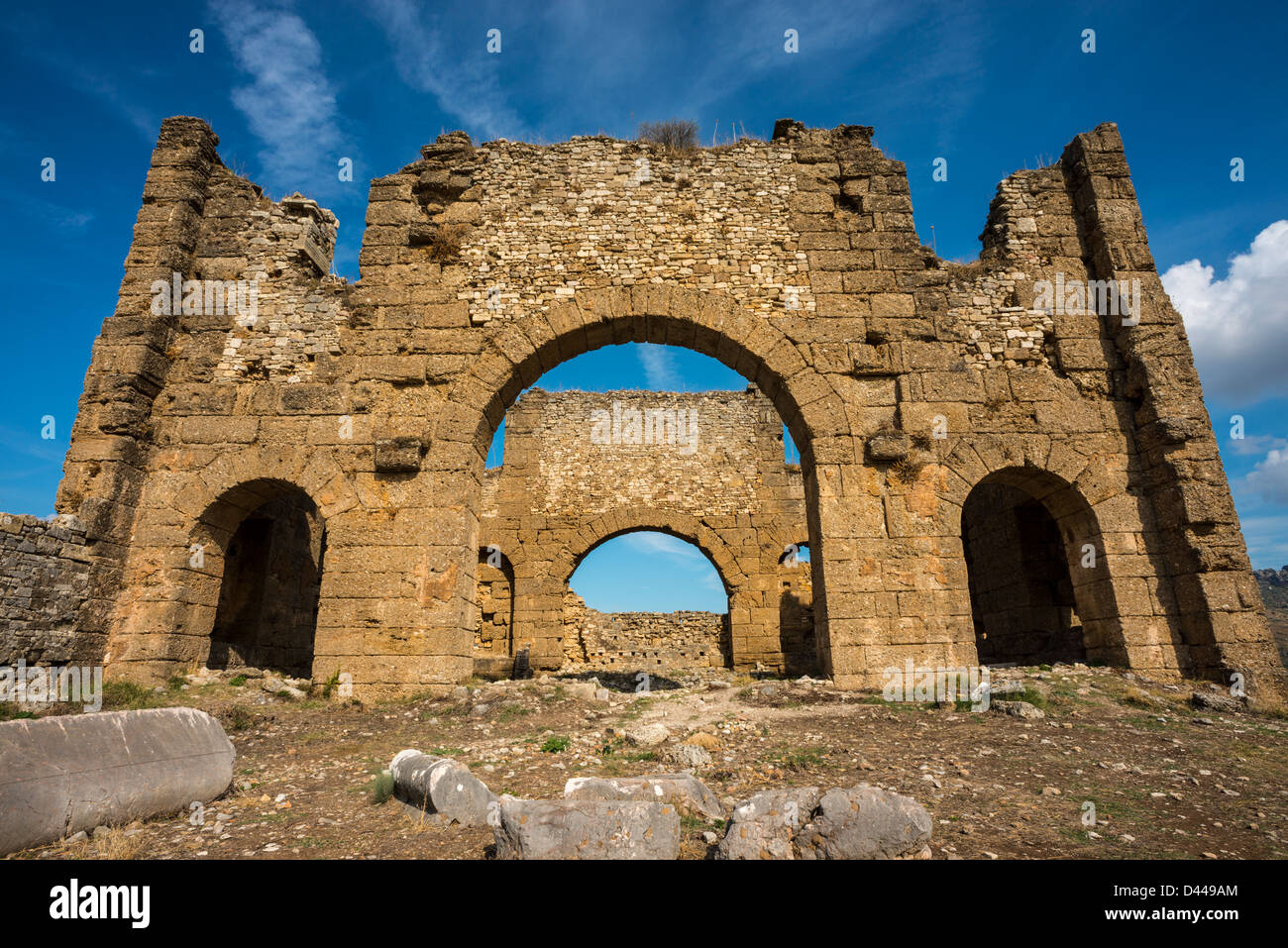 Ruines de la basilique au sommet de l'acropole à Aspendos, une ancienne cité gréco-romaine dans la province de la Turquie Antalya Banque D'Images